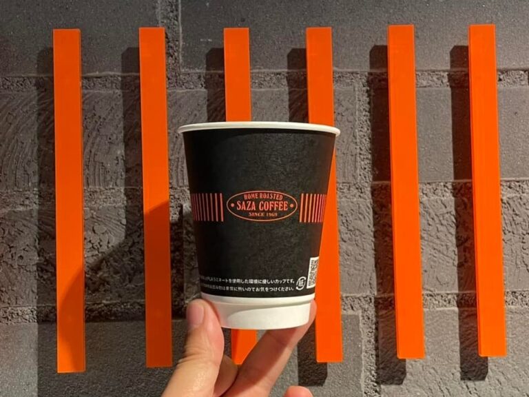 サザコーヒー新橋店の壁はサザコーヒーの紙コップを鉄道発祥のシンボルのレンガで作品として作り込まれている。新橋店のコーヒーはサイフォンのような浸漬法で機械抽出されるのでコーヒーの味は常にベストな状態で提供される。