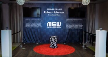 MEW のNFTニュース|MEWが仕掛ける第一弾プロジェクトが、米国最大の音楽イベント「GRAMMYs®️」にて初公開！来場者の元には謎のチケットとミニチュアの椅子。無人のステージで巻き起こる前代未聞のエンターテイメントショー