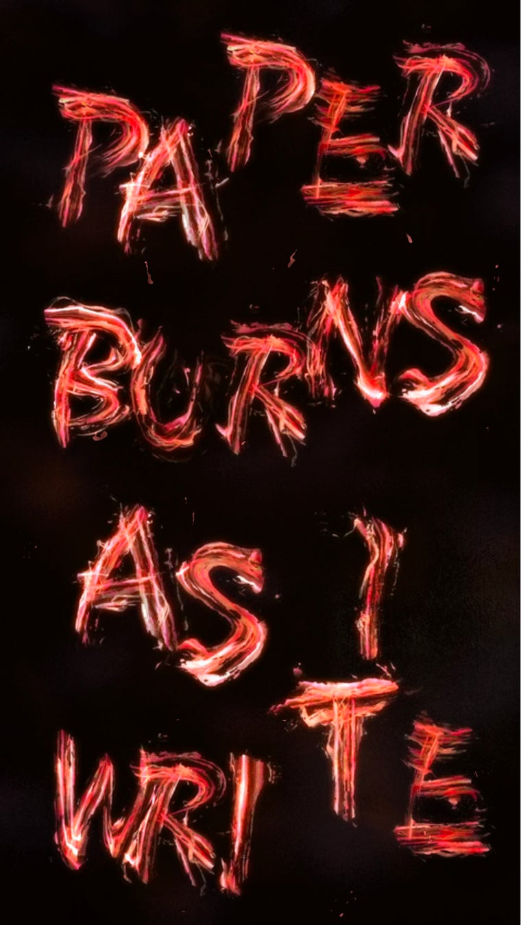 グライムスによって書き換えられた作品《Matter is Void - Fire》。文字は「Paper Burns As I Write」（意：私が書くにつれ紙は燃える）と書かれている。©チームラボ