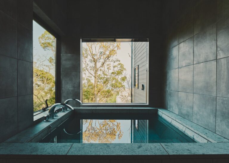 お風呂は伊豆産の十和田石を使った石風呂となっており、窓からは海が望めます。