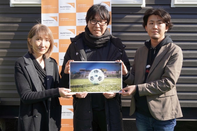 ワールド・ビジョン・ジャパン事務局長木内真理子（左）、高橋陽一先生（中央）、dounlejump.tokyo株式会社代表取締役CTO満足亮（右）限定デザインのサッカーボールのイメージとともに。