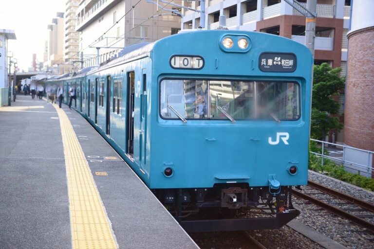兵庫駅和田岬線ホームに停車する103系