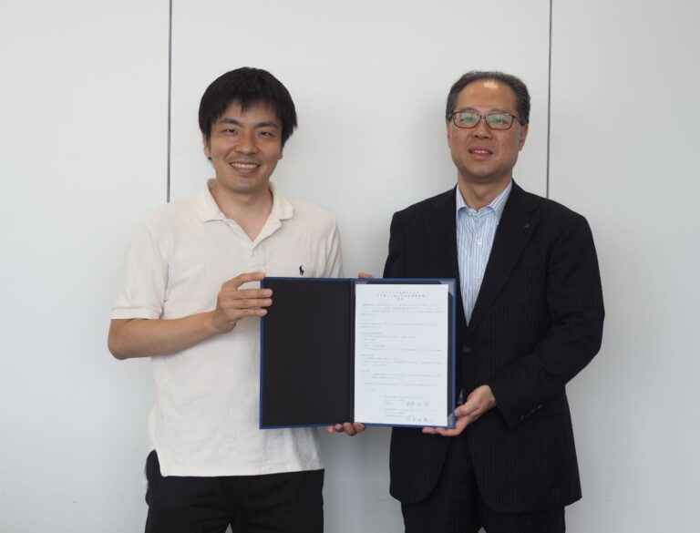 (左から)メディアエクイティ 椛島代表取締役と東武トップツアーズ 百木田社長