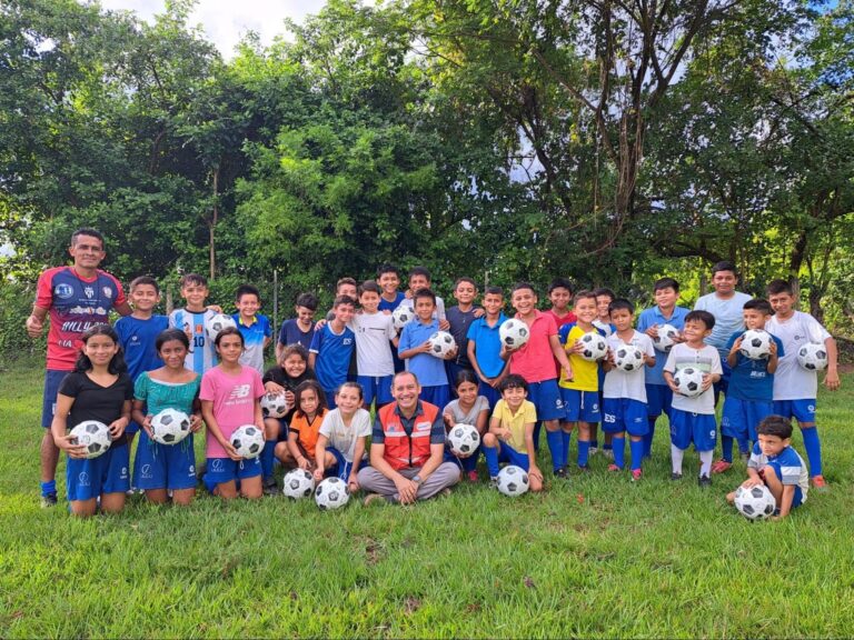 【エルサルバドル】WVのチャイルド・スポンサーシップ支援地域に住む子どもたち。地域の学校やWVがコミュニティとともに運営しているサッカースクールにボールを寄贈しました