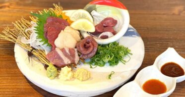 大衆馬肉酒場馬王、新鮮な馬肉5種盛りを特別価格829円で提供！鹿児島佃牧場直送の馬肉を堪能