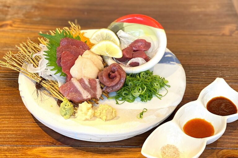 大衆馬肉酒場馬王、新鮮な馬肉5種盛りを特別価格829円で提供！鹿児島佃牧場直送の馬肉を堪能